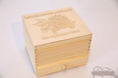 Drewniane pudełko na koperty ślubne małe-grawer 20