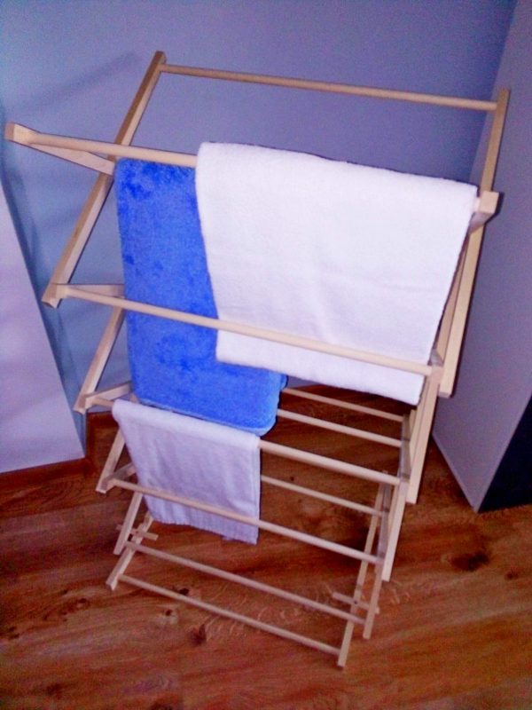 Drewniany stojak na ręczniki
